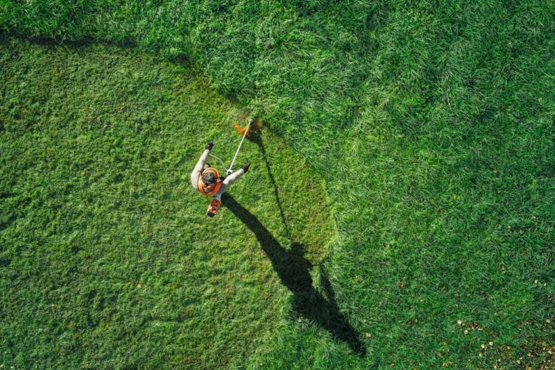 Débroussailleuse à batterie STIHL FSA 200 pour les professionnels des espaces verts à Lyon 