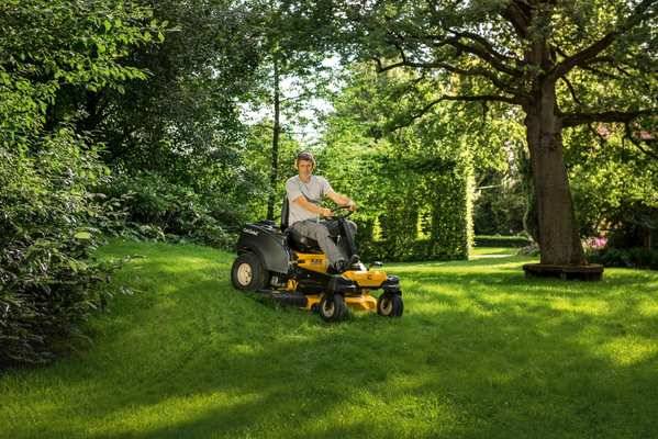 AUTOPORTEE CUB CADET ZERO TURN A VOLANT XZ2 POUR LES GRANDES ETENDUES D HERBE MAISON MAYOUD